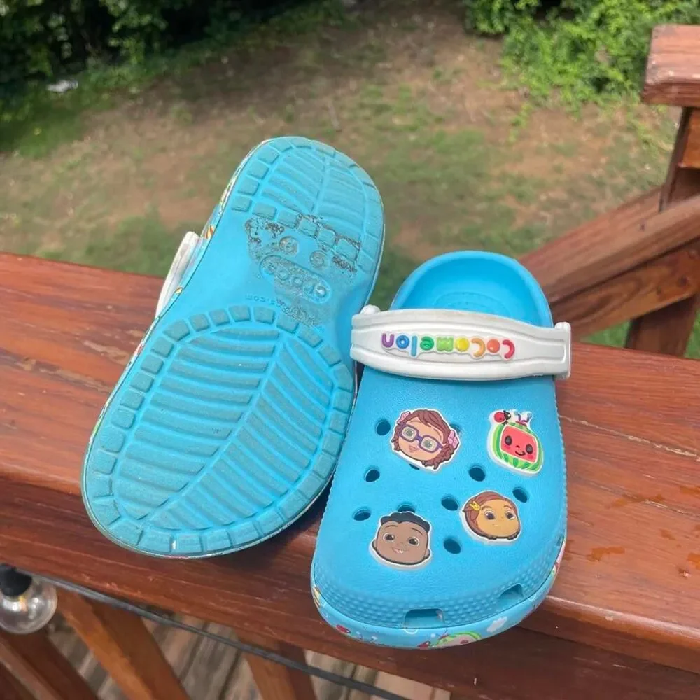 Crocs Cocomelon Toddler 9 Blue and White Water Play Clogs
